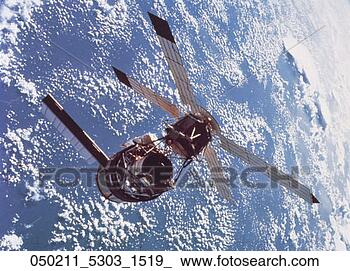 Stock Photo - skylab, command, 
service, module, 
earth, antenna, 
apr. fotosearch 
- search stock 
photos, pictures, 
images, and photo 
clipart