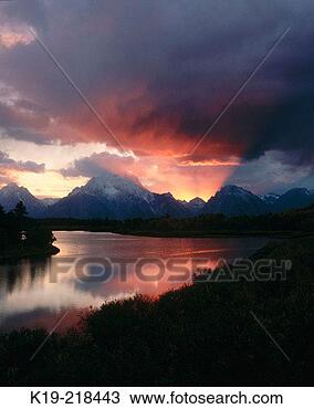 Stock Photo - mount moran and 
teton range on 
snake river from 
oxbow bend grand. 
fotosearch - search 
stock photos, 
pictures, images, 
and photo clipart