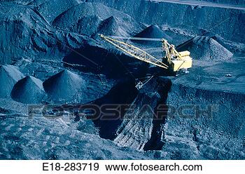 Stock Photograph - giant drag line 
excavating at 
a coal mine (acquired 
by fording coal. 
fotosearch - search 
stock photos, 
pictures, images, 
and photo clipart
