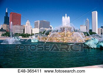 Stock Photography - grant park,  buckingham 
fountain and view 
of the city chicago. 
fotosearch - search 
stock photos, 
pictures, images, 
and photo clipart