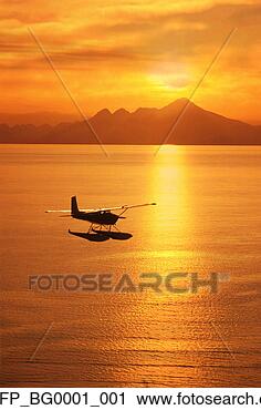 Arquivo de Fotografia - flutuador,   avião, 
  mt,   iliamna, 
  cozinheiro, 
  entrada. fotosearch 
- busca de fotos, 
imagens e clipart