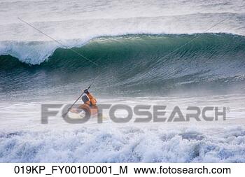 Hazır Fotoğraf - adam,  eskimo 
kayiği,  surfing, 
 kiş,  kiyiya 
vuran köpüklü 
dalgalar. fotosearch 
- foto, resim, 
görüntü ve foto 
klipart ara