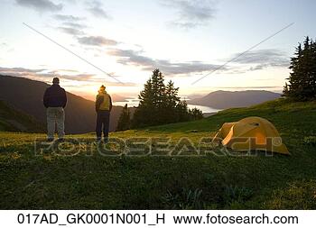 Banco de Imagem - dois,   escaladores, 
  ficar,   exterior, 
  seu,   barraca, 
  noite. fotosearch 
- busca de fotos, 
imagens e clipart