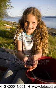 Banco de Imagem - retrato,  jovem, 
 menina,  segurando, 
 mexilhões,  tidepool, 
 ponto. fotosearch 
- busca de fotos, 
imagens e clipart