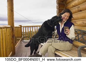 Banco de Imagem - amigável,  cão, 
 beijos,  proprietário, 
 enquanto,  relaxante, 
 convés. fotosearch 
- busca de fotos, 
imagens e clipart