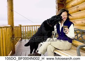 Banco de Imagem - amigável,  cão, 
 beijos,  proprietário, 
 enquanto,  relaxante, 
 convés. fotosearch 
- busca de fotos, 
imagens e clipart