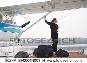 Banco de Imagem - comercial,   femininas, 
  piloto,   preps, 
  cessna,   185. 
fotosearch - busca 
de fotos, imagens 
e clipart