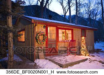 Banco de Imagem - feriado,   decorado, 
  cabana,   floresta, 
  noite,   giz, 
  riacho. fotosearch 
- busca de fotos, 
imagens e clipart