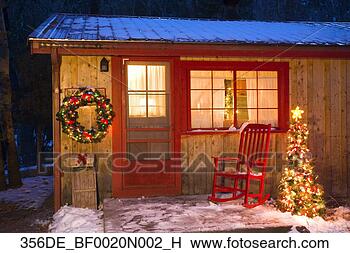Banco de Imagem - feriado,   decorado, 
  cabana,   floresta, 
  noite,   giz, 
  riacho. fotosearch 
- busca de fotos, 
imagens e clipart