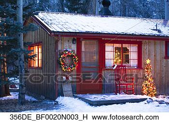 Banco de Imagem - feriado,   decorado, 
  cabana,   floresta, 
  noite,   giz, 
  riacho. fotosearch 
- busca de fotos, 
imagens e clipart