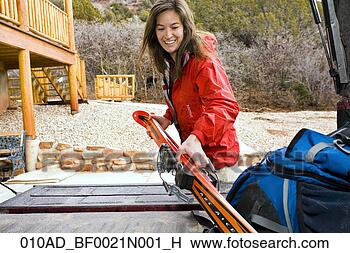 Banco de Imagem - mulher,   carregando, 
  backcountry, 
  esquis,   costas, 
  pickup. fotosearch 
- busca de fotos, 
imagens e clipart