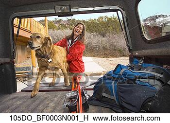 Banco de Imagem - mulher,  carregando, 
 engrenagem,  
cão,  costas, 
 pickup,  caminhão. 
fotosearch - busca 
de fotos, imagens 
e clipart