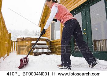 Banco de Imagem - mulher,   shoveling, 
  pesado,   neve, 
  desligado,  
 convés,   utah. 
fotosearch - busca 
de fotos, imagens 
e clipart