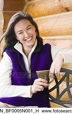 Banco de Imagem - retrato,   mulher, 
  relaxante,  
 w/drink,   banco, 
  convés. fotosearch 
- busca de fotos, 
imagens e clipart