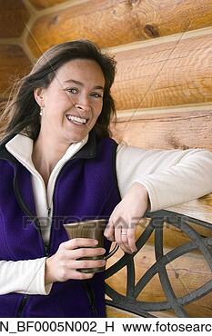 Banco de Imagem - retrato,   mulher, 
  relaxante,  
 w/drink,   banco, 
  convés. fotosearch 
- busca de fotos, 
imagens e clipart