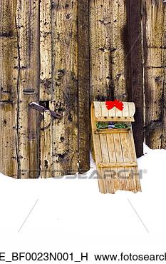 Banco de Imagem - toboggan,   w/red, 
  arco,   inclinar-se, 
  cabana,   neve, 
  tração. fotosearch 
- busca de fotos, 
imagens e clipart