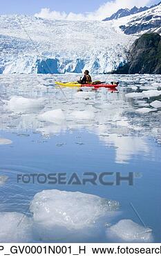 Banco de Imagem - kayaker,  acionadores, 
 através,  pequeno, 
 gelo,  bocados, 
 frente. fotosearch 
- busca de fotos, 
imagens e clipart