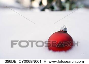 Banco de Imagem - vermelho,   natal, 
  bola,   colocado, 
  neve,   obscurecido. 
fotosearch - busca 
de fotos, imagens 
e clipart