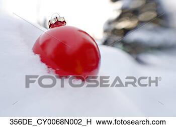 Banco de Imagem - vermelho,   natal, 
  bola,   colocado, 
  neve,   obscurecido. 
fotosearch - busca 
de fotos, imagens 
e clipart