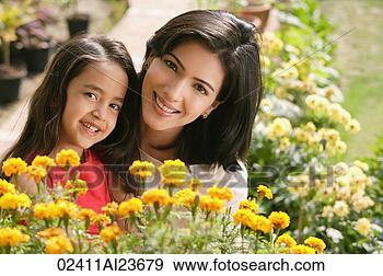 Hazır Fotoğraf - anne, kız, çiçekler, 
güleryüzlü. fotosearch 
- foto, resim, 
görüntü ve foto 
klipart ara