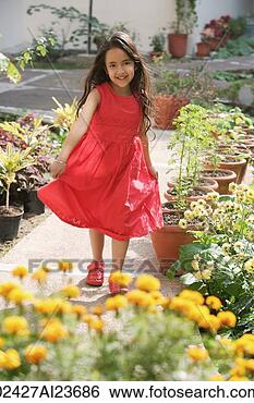 Banco de Imagem - pequeno,  menina, 
 vermelho,  vestido, 
 ficar,  potted, 
 flores. fotosearch 
- busca de fotos, 
imagens e clipart