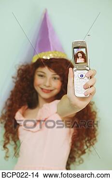 Banco de Imagem - jovem,  menina, 
 usando,  móvel, 
 telefone,  câmera. 
fotosearch - busca 
de fotos, imagens 
e clipart