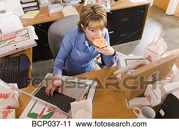 Arquivo de Fotografia - escritório,  trabalhador, 
 comer,  escrivaninha. 
fotosearch - busca 
de fotos, imagens 
e clipart