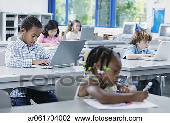 Banco de Imagem - crianças, sentando, 
sala aula, escola, 
trabalhando, laptops. 
fotosearch - busca 
de fotos, imagens 
e clipart