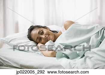 Banco de Imagem - jovem,  mulher,   deitando,  cama.  fotosearch - busca  de fotos, imagens  e clipart