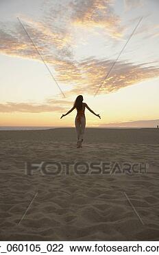 Banque de Photo - femme, plage, 
coucher soleil, 
cabos, mexique. 
fotosearch - recherchez 
des photos, des 
images et des 
cliparts