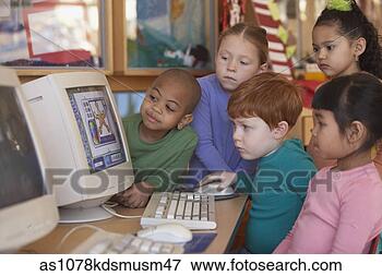 Foto - grupo, jovem, 
crianças, olhar, 
computador. fotosearch 
- busca de fotos, 
imagens e clipart