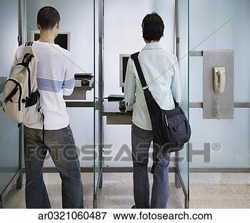 Foto - estudantes,  usando, 
 computador,  
estações. fotosearch 
- busca de fotos, 
imagens e clipart