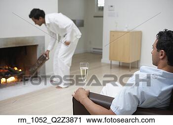 Arquivo de Fotografia - sofá, champanhe,
enquanto, macho,
amigo, põe, madeira,
lareira. fotosearch
- busca de fotos,
imagens e clipart