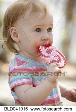 toddler-girl-eating_~BLD041916.jpg