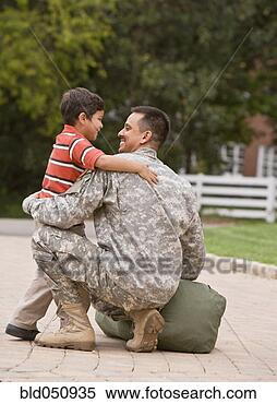 Banco de Imagem - hispânico, militar, pai, abraçando, filho. Fotosearch - Busca de Fotografias, Fotografia Mural, Fotos Clipart
