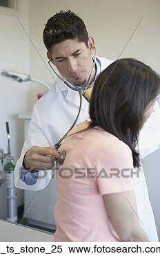 Banco de Imagem - macho,  doutor, 
 examinando,  
paciente,  estetoscópio. 
fotosearch - busca 
de fotos, imagens 
e clipart
