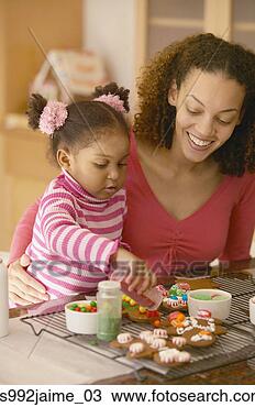 Banco de Imagem - mãe,  filha,  
fazer,  biscoitos. 
fotosearch - busca 
de fotos, imagens 
e clipart
