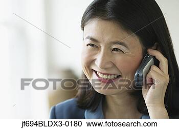 Arquivo de Fotografias - meio,  envelhecido, 
 executiva,  falando, 
 célula,  telefone. 
fotosearch - busca 
de fotos, imagens 
e clipart