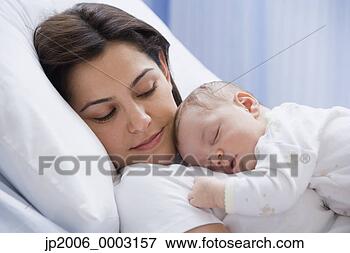 Dashuria e Mamit - Faqe 8 Mother-sleeping-newborn_~jp2006_0003157