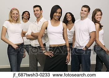 Banco de Imagem - grupo,  jovem, 
 pessoas,  ficar, 
 olhar,  câmera, 
 sorrindo. fotosearch 
- busca de fotos, 
imagens e clipart