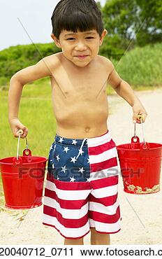 Arquivo de Fotografia - jovem,  menino, 
 carregar,  dois, 
 baldes,  praia. 
fotosearch - busca 
de fotos, imagens 
e clipart