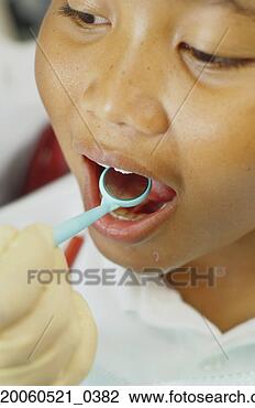 Banco de Imagem - fim,   cima,  
 dentista,   mão, 
  segurando,  
 dental,   espelho. 
fotosearch - busca 
de fotos, imagens 
e clipart