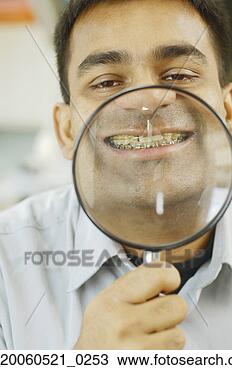 Banco de Imagem - indianas,  segurando, 
 cima,  magnificar, 
 vidro,  seu, 
 dentes,  alça. 
fotosearch - busca 
de fotos, imagens 
e clipart
