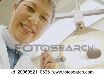 Banco de Imagem - sênior,  asiático, 
 femininas,  odontólogo, 
 ajustar,  luz. 
fotosearch - busca 
de fotos, imagens 
e clipart