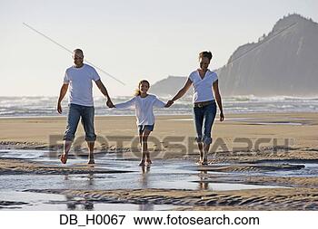 Foto - família,  excursão. 
fotosearch - busca 
de fotos, imagens 
e clipart