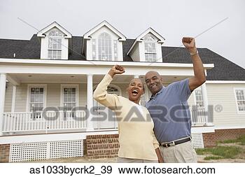 Arquivo Fotográficos - africano,  americano, 
 par,  alegrando, 
 frente,  novo, 
 casa. fotosearch 
- busca de fotos, 
imagens e clipart