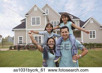 Arquivo de Fotografia - família,  frente, 
 casa. fotosearch 
- busca de fotos, 
imagens e clipart