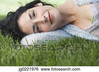 Banco de Imagem - jovem,  mulher, 
 deitando,  capim. 
fotosearch - busca 
de fotos, imagens 
e clipart