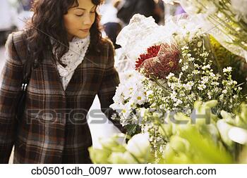 Foto - close-up,  meio, 
 mulher,  ficar, 
 flor,  loja. 
fotosearch - busca 
de fotos, imagens 
e clipart