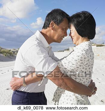 Banco de Imagem - sênior,  asiático, 
 par,  abraçando, 
 praia,  perth, 
 austrália. fotosearch 
- busca de fotos, 
imagens e clipart